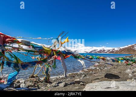 Il lago Yamdrok è un lago di acqua dolce situato nella contea di Nangartse, nella prefettura di Shannan, a circa 170 km (110 mi) a sud-ovest di Lhasa, capitale del Tibet in Cina Foto Stock