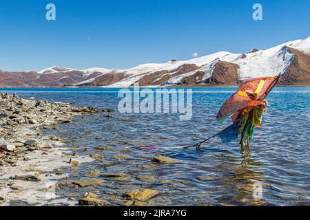 Il lago Yamdrok è un lago d'acqua dolce situato nella contea di Nangartse, nella prefettura di Shannan, a circa 170 km (110 mi) a sud-ovest di Lhasa, capitale del Tibet, in Cina Foto Stock