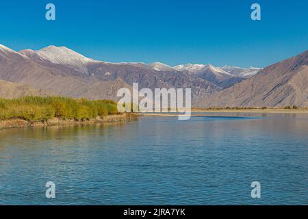 Il fiume Yarlung Zangbo è a sud della capitale Lhasa, nella contea di Gonnga, Tibet, Cina Foto Stock