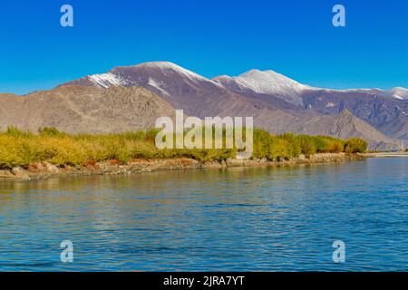 Il fiume Yarlung Zangbo è a sud della capitale Lhasa, nella contea di Gonnga, Tibet, Cina Foto Stock