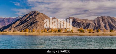 Il fiume Yarlung Zangbo è a sud della capitale Lhasa, nella contea di Gonnga, Tibet, Cina Foto Stock