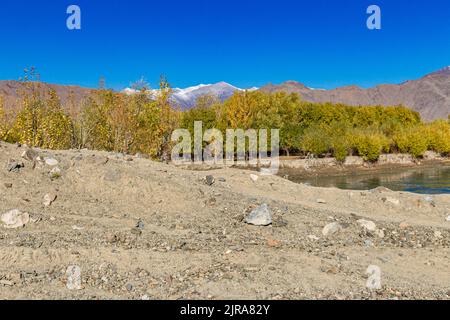 Il fiume Yarlung Zangbo è a sud della capitale Lhasa, nella contea di Gonnga, Tibet, Cina Foto Stock