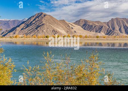 Il fiume Yarlung Zangbo è a sud della capitale Lhasa, nella contea di Gonnga, Tibet, Cina Foto Stock