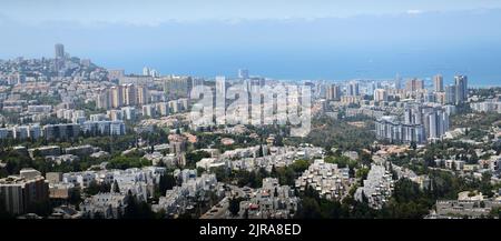 Una vista pittoresca di Haifa vista dall'Università di Haifa. Foto Stock