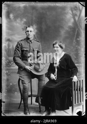 Ritratto di un soldato non identificato e di una donna non identificata [inscritto Graham 12], settembre 1918, Wellington, di Berry & Co.. Foto Stock