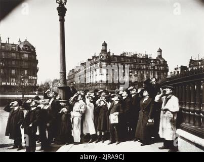 Group watching the Eclipse, Paris 1912, 1912, Ville de Paris, Département de, Di Eugène Atget, Berenice Abbott. Foto Stock