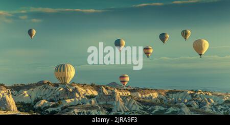 GOREME/TURCHIA - 27 giugno 2022: All'alba, i mongolfiere volano sopra goreme. Foto Stock