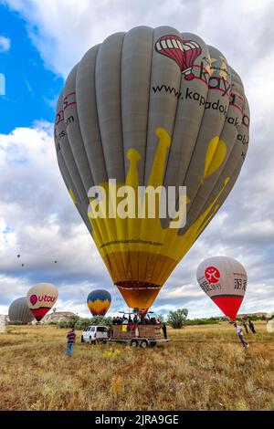 GOREME/TURCHIA - 26 giugno 2022: Mongolfiere atterrano sulle colline di goreme Foto Stock