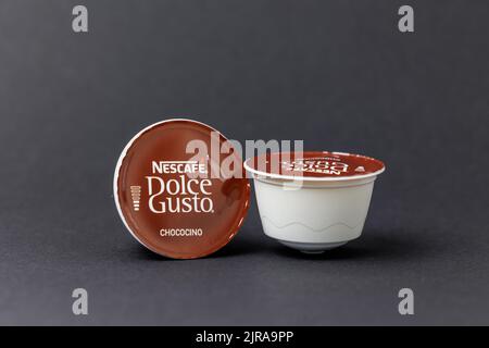 Le capsule di caffè Nescafe Dolce gusto sono isolate su sfondo grigio Foto Stock