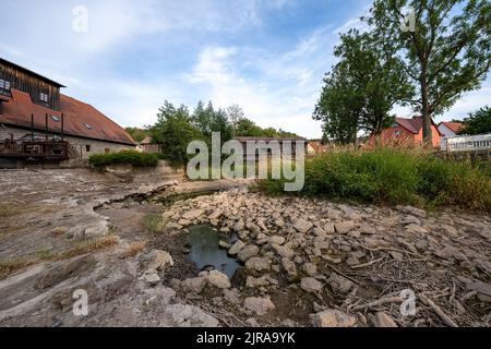 Dürre sorgt für trockene Flüsse im Weimarer Land Foto Stock