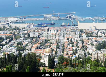 Una vista dei giardini Bahai e il tempio Bahai da Louis Promenade di Haifa. Foto Stock