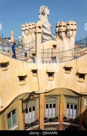 Uno scatto verticale del capolavoro di Gaudí Casa Mila a Barcellona, Catalogna, Spagna, i camini fantasma sul tetto di la Pedrera Foto Stock