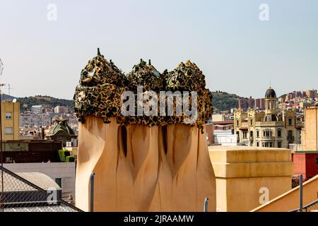 Il capolavoro di Gaudi Casa Mila a Barcellona, Catalogna, Spagna, i camini fantasma sul tetto di la Pedrera Foto Stock