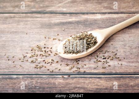 Aneto semi su cucchiaio di legno, copia spazio Foto Stock