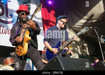 Peter Lee dei Dualers si esibisce al Weyfest Festival di Tilford, Inghilterra, Regno Unito. Agosto 21, 2022 Foto Stock