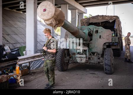 Mykolaiv Oblast, Ucraina. 19th ago, 2022. Un soldato ucraino del battaglione di artiglieria visto in piedi accanto ad un'artiglieria del 152mm e in attesa di ordini di sparare alle truppe russe vicino alla linea di primo piano in una posizione non divulgata a Mykolaiv Oblast, Ucraina. Come i funzionari ucraini hanno rivendicato la parzialità per recuperare il loro territorio, e di operare una contro-offensiva nel sud compreso Mykolaiv Oblast, per attaccare le forze russe nella zona di Kherson. L'oblast di Mykolaiv, con la città strategica dell'Ucraina situata sul lato meridionale con accesso al Mar Nero ed è una delle navi principali Foto Stock