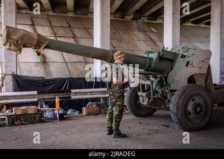 Mykolaiv Oblast, Ucraina. 19th ago, 2022. Un soldato ucraino del battaglione di artiglieria ha visto in attesa di ulteriori ordini di utilizzare un artiglieria 152mm per sparare contro le truppe russe vicino alla linea di fronte in una posizione non divulgata a Mykolaiv Oblast, Ucraina. Come i funzionari ucraini hanno rivendicato la parzialità per recuperare il loro territorio, e di operare una contro-offensiva nel sud compreso Mykolaiv Oblast, per attaccare le forze russe nella zona di Kherson. Mykolaiv oblast, con la città strategica dell'Ucraina situato sul lato meridionale con accesso al Mar Nero ed è uno dei principali cantieri navali Foto Stock