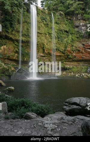 Foto di splendide cascate nella giungla Foto Stock