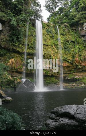 Foto di splendide cascate nella giungla Foto Stock