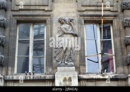 Fontaine de la Croix du Trahoir (1775) all'angolo tra rue Saint-Honoré e rue de l'Arbre-sec - Parigi Foto Stock