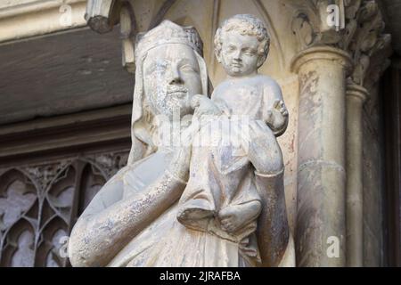 Vergine Maria con Bambino - Portico di Saint-Germain l’Auxerrois, Place du Louvre, Parigi Foto Stock