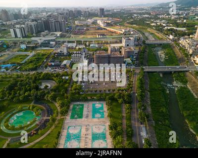 Città di Taichung, Taiwan - 23 agosto 2022 : Vista aerea del fiume Han, la città di Taichung edifici del quartiere di Beitun in tempo di tramonto. Foto Stock