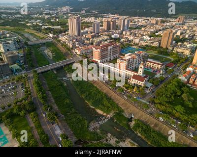 Città di Taichung, Taiwan - 23 agosto 2022 : Vista aerea del fiume Han, la città di Taichung edifici del quartiere di Beitun in tempo di tramonto. Foto Stock