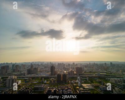 Città di Taichung, Taiwan - 23 agosto 2022 : veduta aerea dell'orizzonte dello skyline del distretto di Beitun di Taichung nel tramonto. Concetto di proprietà residenziale. Foto Stock