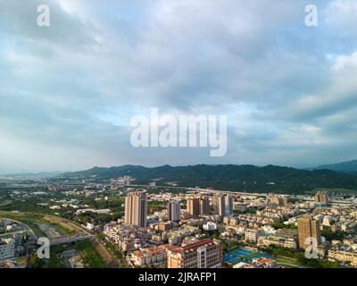 Città di Taichung, Taiwan - 23 agosto 2022 : veduta aerea dell'orizzonte dello skyline del distretto di Beitun di Taichung nel tramonto. Concetto di proprietà residenziale. Foto Stock