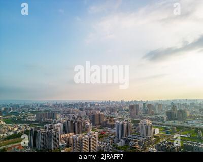 Città di Taichung, Taiwan - 23 agosto 2022 : veduta aerea dell'orizzonte dello skyline del distretto di Beitun di Taichung nel tramonto. Concetto di proprietà residenziale. Foto Stock