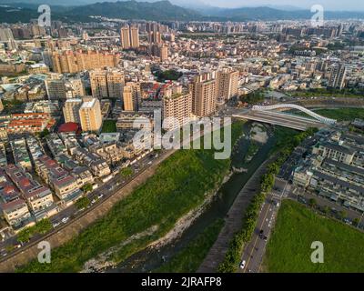 Città di Taichung, Taiwan - 23 agosto 2022 : Vista aerea del fiume Han, la città di Taichung edifici del quartiere di Beitun in tempo di tramonto. Foto Stock