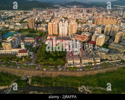 Città di Taichung, Taiwan - 23 agosto 2022 : Vista aerea del fiume Han, la città di Taichung edifici del quartiere di Beitun in tempo di tramonto. Foto Stock