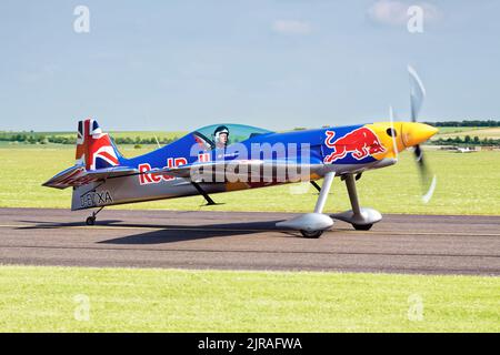 RedBull, aereo da corsa tassante presso il campo di volo di Duxford. Foto Stock