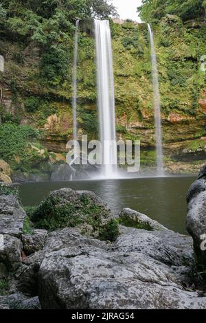 Foto di splendide cascate nella giungla Foto Stock