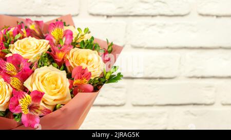 Bouquet di belle rose e alstroemeria su fondo bianco. Fresco, lussureggiante bouquet di fiori colorati per il matrimonio, il giorno di valenitnes, il giorno della madre. Flor Foto Stock