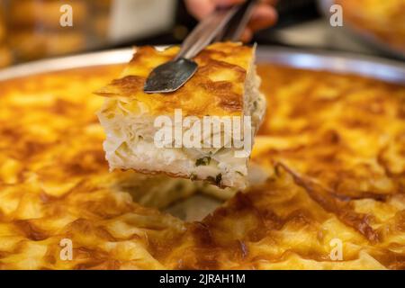 Pasta sfoglia. Torta di formaggio appena sfornata. Primo piano. Nome locale peynirli su boregi Foto Stock
