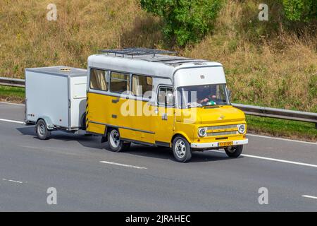 Camper Opel Blitz giallo anni '1980 anni '80 camion tedesco leggero e medio peso. Tedesco Adam Opel AG automobile Hymer-mobile home; in movimento, in movimento, in movimento, in viaggio, in viaggio sull'autostrada M6, Regno Unito Foto Stock