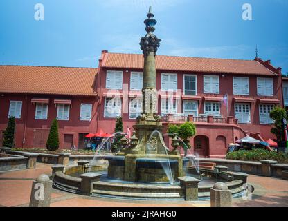 Malacca, Malesia - 10 agosto 2022: Fontana nella piazza olandese o Piazza Rossa di fronte alla chiesa di cristo al centro di Mekaka. Lunga esposizione Foto Stock