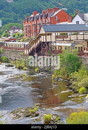 Llangollen ha conservato la stazione ferroviaria, vista attraverso il fiume Dee, Denbighshire, Galles del Nord, Regno Unito, LL20 8SN Foto Stock