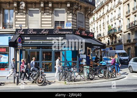 PARIGI, FRANCIA - 6 APRILE 2018: Parigini e turisti per le strade della città Foto Stock