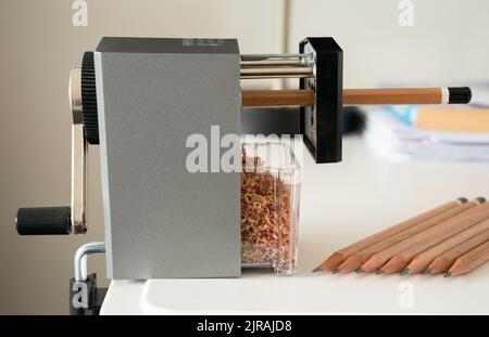 Affilatrice a matita da tavolo colorata e in grafite con vassoio per trucioli Foto Stock