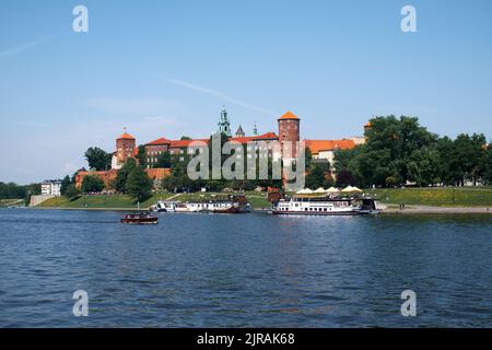 Wawel Hill e il complesso architettonico di Cracovia, sulla riva sinistra della Vistola. Foto Stock