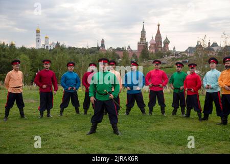 Mosca, Russia. 19th agosto 2022. Gli artisti dell'ensemble di canzoni e danze popolari 'Legend' della città di Rostov-on-Don riposano su un campo dopo un concerto nel Parco Zaryadye nel centro della città di Mosca, Russia Foto Stock