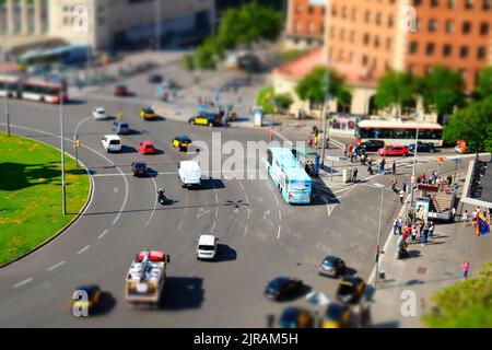 BARCELLONA, SPAGNA - 19 MAGGIO 2018: Traffico nelle strade della città. Plaza de Espana Foto Stock