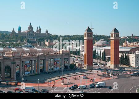 BARCELLONA, SPAGNA - 19 MAGGIO 2018: Traffico nelle strade della città. Plaza de Espana Foto Stock