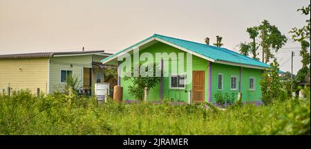 Una piccola casa semplice in un paesaggio verde. Foto Stock