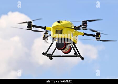 Un drone vola per un volo di prova di un sistema di trasporto urgente per il tessuto umano su area urbana, presso la rete ospedaliera di Anversa (ZNA), martedì 23 agosto 2022 ad Anversa. Oggi, per la prima volta in base alla nuova legislazione europea (del 31 dicembre 2020), un drone trasporterà il tessuto umano attraverso l'area urbana tra due siti ospedalieri . Si tratta anche di un volo in cui l'operatore (che controlla il drone) non vede l'aeromobile. Questo volo avvicina l'inizio dei voli regolari con droni in un contesto medico. FOTO DI BELGA DIRK WAEM Foto Stock