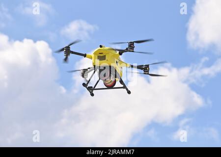 Un drone vola per un volo di prova di un sistema di trasporto urgente per il tessuto umano su area urbana, presso la rete ospedaliera di Anversa (ZNA), martedì 23 agosto 2022 ad Anversa. Oggi, per la prima volta in base alla nuova legislazione europea (del 31 dicembre 2020), un drone trasporterà il tessuto umano attraverso l'area urbana tra due siti ospedalieri . Si tratta anche di un volo in cui l'operatore (che controlla il drone) non vede l'aeromobile. Questo volo avvicina l'inizio dei voli regolari con droni in un contesto medico. FOTO DI BELGA DIRK WAEM Foto Stock