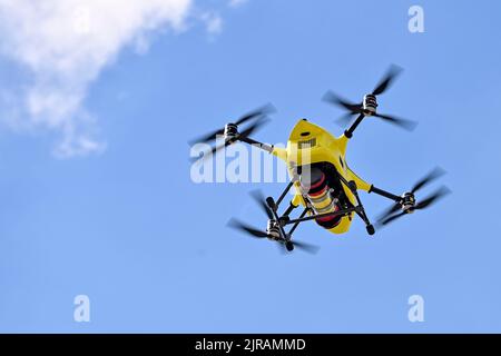 Un drone vola per un volo di prova di un sistema di trasporto urgente per il tessuto umano su area urbana, presso la rete ospedaliera di Anversa (ZNA), martedì 23 agosto 2022 ad Anversa. Oggi, per la prima volta in base alla nuova legislazione europea (del 31 dicembre 2020), un drone trasporterà il tessuto umano attraverso l'area urbana tra due siti ospedalieri . Si tratta anche di un volo in cui l'operatore (che controlla il drone) non vede l'aeromobile. Questo volo avvicina l'inizio dei voli regolari con droni in un contesto medico. FOTO DI BELGA DIRK WAEM Foto Stock