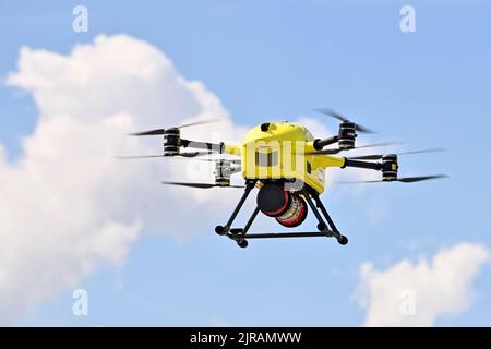 Un drone vola per un volo di prova di un sistema di trasporto urgente per il tessuto umano su area urbana, presso la rete ospedaliera di Anversa (ZNA), martedì 23 agosto 2022 ad Anversa. Oggi, per la prima volta in base alla nuova legislazione europea (del 31 dicembre 2020), un drone trasporterà il tessuto umano attraverso l'area urbana tra due siti ospedalieri . Si tratta anche di un volo in cui l'operatore (che controlla il drone) non vede l'aeromobile. Questo volo avvicina l'inizio dei voli regolari con droni in un contesto medico. FOTO DI BELGA DIRK WAEM Foto Stock